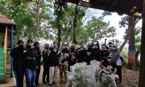 Peringati World Cleanup Day, Pemuda Madiun Punguti Sampah di Wana Wisata Grape