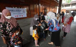 Solopos Salurkan 100 Paket Bantuan bagi Anak Yatim Piatu Akibat Covid-19