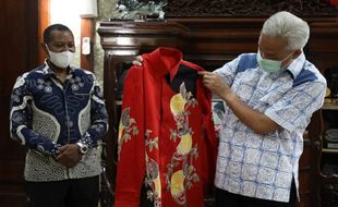 Dihadiahi Batik Cenderawasih, Ganjar Diundang ke Pembukaan PON Papua