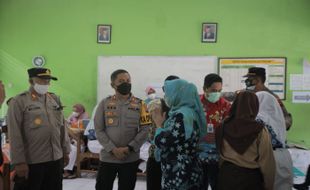 Kejar Herd Immunity, Kapolres Klaten Tinjau Vaksinasi di SMPN 2 Wedi