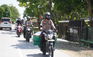 Kendarai Sepeda Motor Berberonjong, Kapolres Sukoharjo Bagikan Sembako ke Pelosok Desa