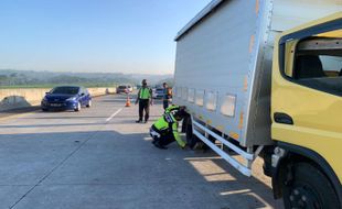 Mobil Boks Tabrak Truk di Tol Semarang-Solo Ampel, 1 Orang Meninggal