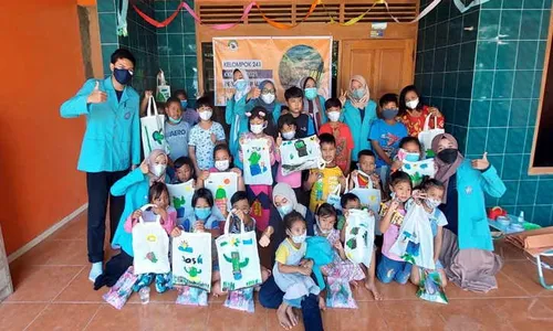 Kelompok 241 KKN UNS Ajak Anak-Anak Desa Palur Sukoharjo Berkarya dan Belajar Bersama