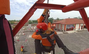 62 Anggota SAR Soloraya Berlatih Evakuasi di Ketinggian, Semangat!