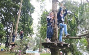 Seru, Universitas Duta Bangsa Solo Gelar Outbound Dosen dan Tendik