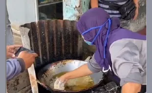 Sakti! Bakul Gorengan di Magelang Ini Balik Masakannya Dengan Tangan