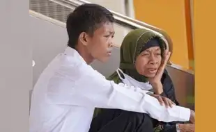 Haru! Ditemani Ibu Saat Tes SKD CPNS, Pemuda Ini Dibanjiri Dukungan