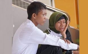 Perjuangan Pemuda Viral Tes CPNS Ditemani Ibu, Tempuh Perjalanan 200 Km