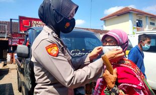 Bukan Mawar, Polwan Polres Karanganyar Bagikan Benda Penting Ini Saat Rayakan HUT ke-73