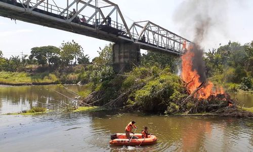 Gunungan Sampah di Jembatan Sambirejo Tingginya Capai 10 Meter