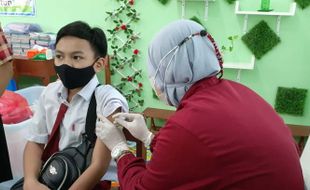 Meski Takut, Siswa SD di Madiun Rela Disuntik Vaksin Demi Belajar di Sekolah