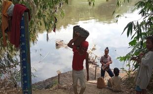 Derita Penambang Pasir Bengawan Solo Sragen: Sudah Mandi Berkali-Kali, Badan Tetap Bau