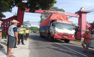 Waduh, Truk Pakan Ikan Tersangkut Gapura di Sudimoro Boyolali