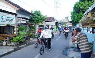 Bersepeda, Wali Kota Madiun Semangati Warga dan Salurkan Bantuan