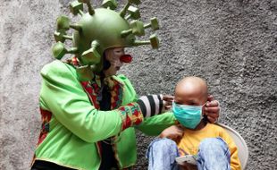 Atraksi Badut Hibur Anak Penyitas Kanker di Bandung