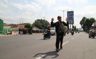 Penuhi Nazar, Guru Honorer Jalan Kaki Klaten-Jogja setelah Lolos PPPK