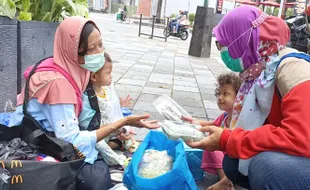 Kisah Haru, Momong 2 Balita, Ibu Ini Jajakan Telur Asin Keliling Solo