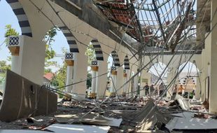 Bruuuk. Atap Serambi Masjid Nguter Sukoharjo Tiba-Tiba Ambruk!