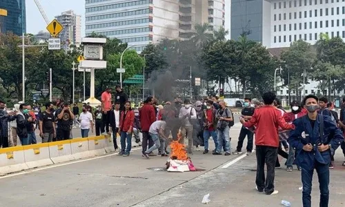 Demo BEM SI 2 Tahun Jokowi Ma'ruf Memanas, Massa Bakar Ban