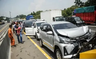 Brak! 11 Kendaraan Terlibat Kecelakaan Beruntun di Tol Jakarta-Cikampek