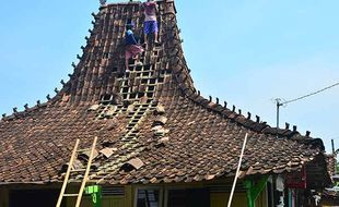 106 Rumah Rusak Diterjang Angin Puting Beliung di Kudus