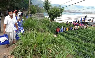 Polisi Distribusikan Bantuan Bahan Pokok untuk Korban Gempa Bali