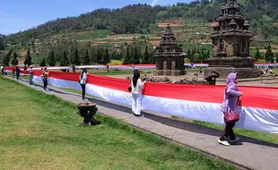 Pembetangan Bendera Merah Putih 1.000 meter di Candi Arjuna Dieng