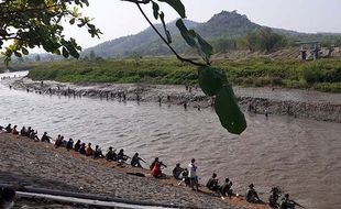 Dam Colo Ditutup: Ratusan Pencari Ikan Menyerbu, Ini Penampakannya