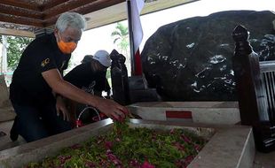 Ziarah ke Makam Soekarno di Blitar, Ganjar Tak Sengaja Bertemu Risma