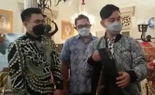 Penampakan Jaket Batik Kolaborasi Rowndvsn-Danar Hadi Dipakai Gibran