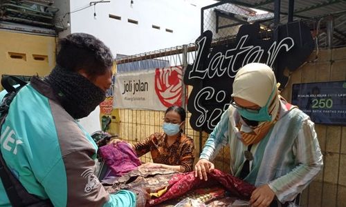 Rayakan Hari Batik, Pisalin & Jolijolan Kolaborasi Bagikan Batik Bekas