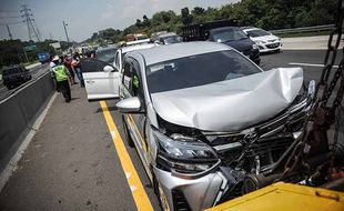 Kecelakaan Beruntun 11 Mobil Ringsek di Tol Japek, Ini Foto-Fotonya