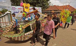 Pawai Peringatan Maulid Nabi, Berbagi Sedekah untuk Warga Kurang Mampu