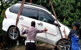 Mobil Nyemplung ke Jurang di Sragen, Ini Foto-Foto Proses Evakuasi