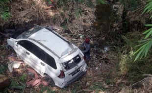 Mobil Avanza Terjun ke Jurang 30 Meter di Sragen, 2 Orang Selamat