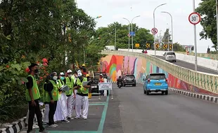 Viral Flyover Manahan Banjir Coretan Vandalisme, Netizen Jawil Gibran