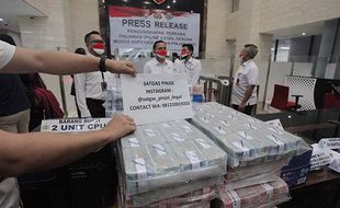 Mabes Polri Gelar Kasus Pinjol Ilegal, Ini Foto-Foto Barang Bukti