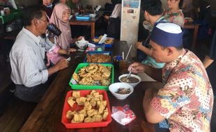 Soto Sarinah, Soto Murah Meriah di Karanganyar yang Dipadati Pembeli