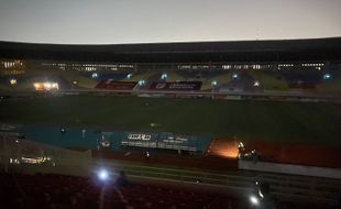 Derbi Mataram, 2 Kali Stadion Manahan Solo Mati Lampu