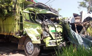 Truk Tronton Tabrak Truk Tangki di Madiun, Pengemudi Patah Tulang