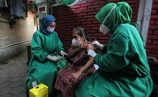 Vaksinasi Covid-19 Door to Door, Sasar Lansia dan ODGJ di Gandekan Solo