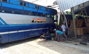 Ingin Hindari Tabrakan, Bus Rela Seruduk Toko Mebel di Kalijambe Sragen