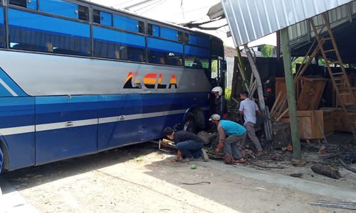 Round Up: Bus Rela Tabrak Toko Mebel, Truk Nangkring di Media Jalan