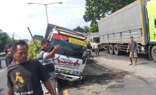 Pecah Ban, Truk Muatan Pasir Nangkring di Median Jalan Jogja-Solo