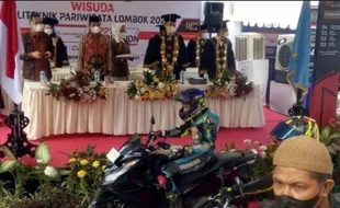 Sambut Balapan Mandalika, Wisudawan di Lombok Berpakaian Balap