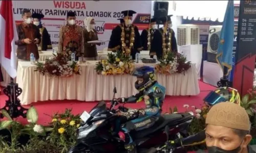 Sambut Balapan Mandalika, Wisudawan di Lombok Berpakaian Balap