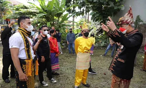 Gubernur Ganjar Ajak Mahasiswa Aceh Perbaiki Makam Pocut Meurah Intan