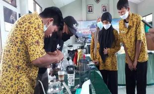 Inspiratif! Tunanetra di Temanggung Dilatih Jadi Barista