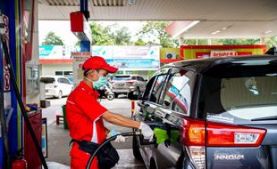 Beli Pertalite dengan MyPertamina, Memang Boleh Main Ponsel di SPBU?