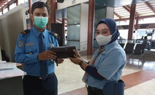 Petugas Kebersihan Bandara Soetta Nemu Dompet, Isinya Cek Rp35,9 Miliar